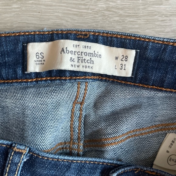 Selling my like brand new Abercrombie & Fitch blue jeans. Worn once. Size 6S - Picture 4 of 4